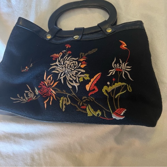 Beautiful black floral embroidered hand bag. Round handles - Picture 2 of 12